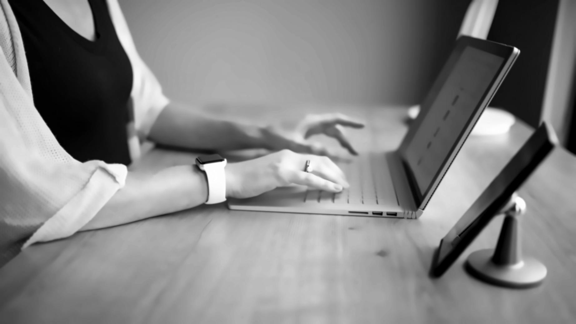 Echipă de specialiști discutând strategii de parteneriat pentru dezvoltarea educației financiare